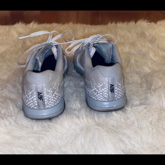 Woman’s Nike Metcon Gym Shoes - Picture 3 of 3